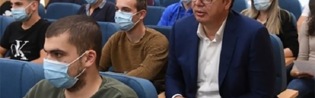 Novosađanin prijavio Vučića zbog nenošenja maske! (FOTO)