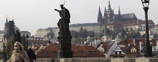 Češki ministar zdravlja snimljen u restoranu kako krši sanitarne mere