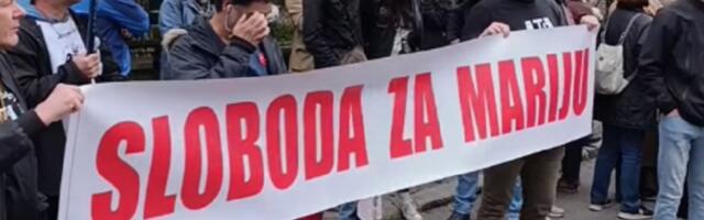 "Sloboda za Mariju": Ispred Centralnog zatvora skup podrške uhapšenoj profesorki (VIDEO)