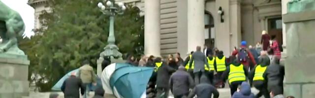 Ne zna se ko koga jače udara: Sad se i Đilasov Janko ostrvio na blokaderske plenume (FOTO)