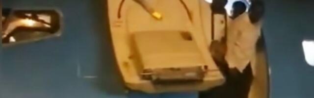 PUTNICI ISKAČU IZ AVIONA! Nije bilo stepenica, pa su sami krenuli napolje, snimak za nevericu