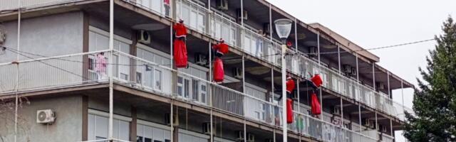 Deda Mrazevi Gorske službe spasavanja obradovali paketićima najmlađe pacijente u Univerzitetskom kliničkom centru