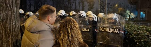 Policija dežurala čitavu noć ispred Filozofskog fakulteta u Novom Sadu, deo profesora bojkotuje nastavu (VIDEO)