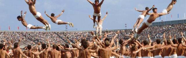 Nema ko nije video fotografije ovih mladića u belim šortsevima, a da li znate šta su radili?!