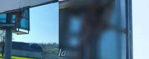 (UZNEMIRUJUĆE) HOROR PRIZOR! Pas visi obešen sa bilborda, jeziva scena ispod predizbornog plakata u Sloveniji (FOTO)