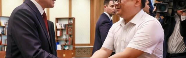 PUTIN U PEKINGU OBNOVIO SUSRET OD PRE 26 GODINA: Emotivan trenutak sa čovekom koga je upoznao kao dete - danas je od njega dobio SPECIJALAN POKLON! (FOTO)