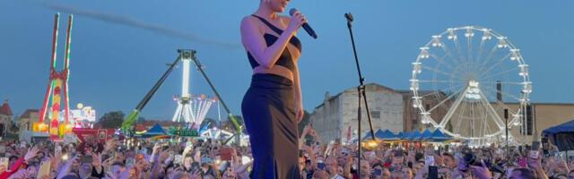 Ceca prvi put u Rumuniji: Publika poklonila folk divi srpsku zastavu - plato krcat, pevaju uglas njene hitove