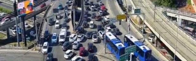 BEOGRAD PARALISAN! Ljudi napuštaju autobuse i nastavljaju peške: Autokomanda potpuno blokirana