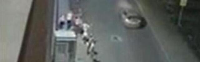 Navijači Hrvatske pobjedu proslavili pred ambasadom Japana u Sarajevu uz pjesmu Thompsona