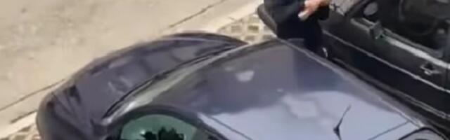 Maloletnici palicama demolirali automobil (VIDEO)