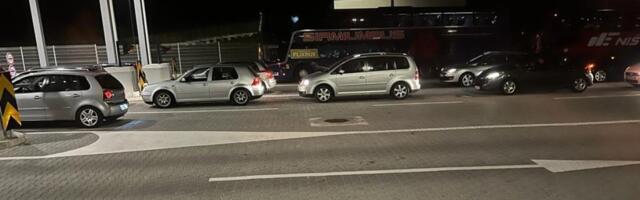 Haos na graničnom prelazu: Kilometarske kolone vozila formirane na ulazu u Srbiju, čeka se satima (FOTO)