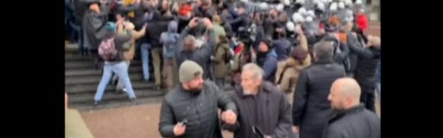 Novosađanin (74) uhapšen zbog sumnje da je policajca poprskao suzavcem ispred suda (VIDEO)