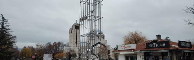 Za spomenik nenasilju u Nišu preko 24.000 evra, građane podseća na kavez, skelu..