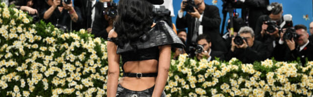 SA PRVE MET GALE JE OTIŠLA PLAČUĆI, sada VIČE i BAHATI se: Kim Kardašijan umalo pred svima poljubila pod, pa se istresla na njemu (VIDEO)