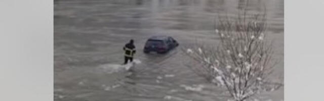 Ватрогасац извукао аутомобил из набујале Дрине