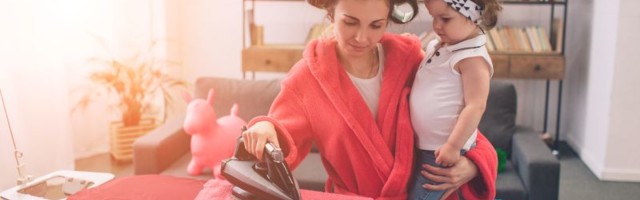 'One su lenje i ne doprinose društvu': Da li okolina diskriminiše nezaposlene mame (domaćice)?
