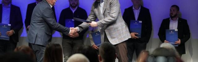 DRŽAVA POJAČALA PODRŠKU PROIZVOĐAČIMA! Vučić uručio rešenja za podsticaj razvoja u oblasti proizvodnje alkoholnih pića (FOTO, VIDEO)