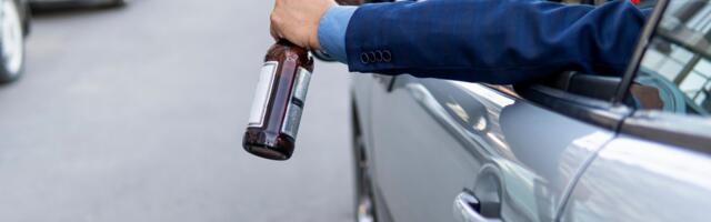 Pijani vozač pod zabranom zabio se u policijski automobil, sudija ga pustio!