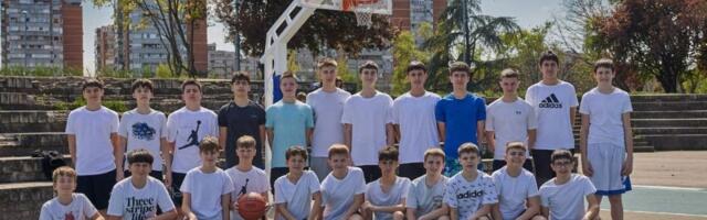 Fondaciјa ,,Bogdan Bogdanović“ obnovila teren za košarku na Novom Beogradu