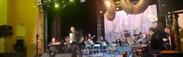 Prepun Dom kulture u Loznici: Počeo koncert povodom jubileja harmonikaša Dragana Kovačevića Struje