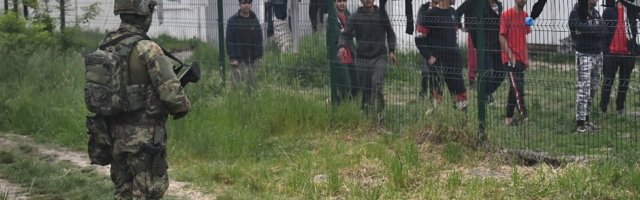 Војска интервенисала у Шиду, 18 миграната враћено у прихватни центар