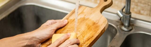 Dva trika za čišćenje drvenog posuđa i daske za sečenje