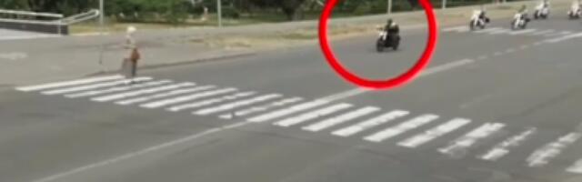 STARICA JE POKUŠAVALA DA PREĐE ULICU NA PEŠAČKOM PRELAZU: Niko nije hteo da joj stane, kola su prolazila u punoj brzini a onda je potez jednog bajkera raznežio javnost ( FOTO+VIDEO)