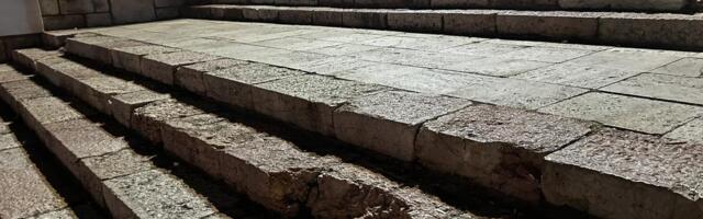 Foto-vest: Polomljene stepenice kod tvrđavskog mosta u Nišu