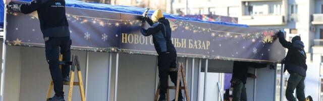 Božićno seoce ispred Skupštine uglavnom prazno, tek poneki štand otvoren