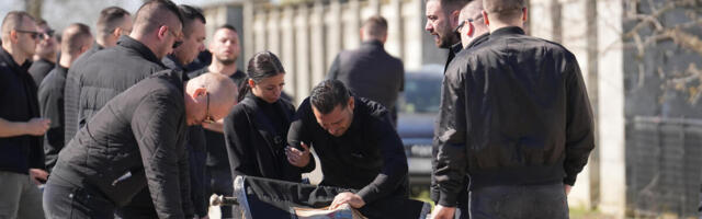 "NEMOJTE GA VODITI, LJUDI, MOLIM VAS" Najpotresnija scena pred sahranu, Darko jeca za nastadalim bratom