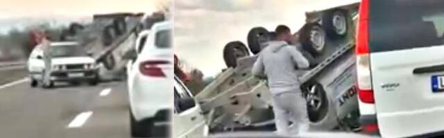 Automobil se prevrnuo na krov: Stravična saobraćajka kod Lapova (FOTO)