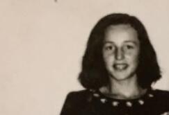 DUGE NOGE, KRATKA SUKNJA! Danas je poznata pevačica, a ovako je izgledala u mladosti! Da li biste je prepoznali?! "Zgodna bila oduvek"