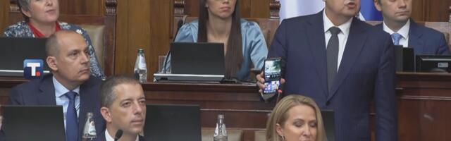 Dačić u Skupštini sa telefona pustio snimak kako se čuje „pravni zvučni top“, tvrdi da u Srbiji nije nikada upotrebljen