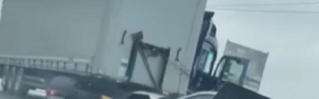 Sudarili se šleper i auto na ulazu u Umku (VIDEO)