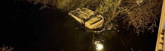 PIJANA SLETELA SA MOSTA U KANAL? Traktorom izvukli autmobil iz vode (VIDEO)