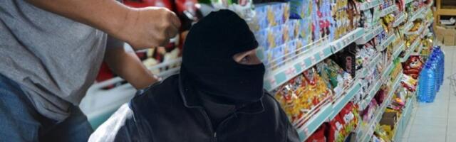 UHVAĆEN U KAKO NA KASI STAVLJA ROBU U GAĆE! Beograđani sve snimili i objavili! (FOTO)