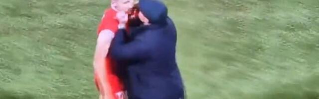 Poludeo zbog crvenog kartona, ceo stadion gledao skandal! (VIDEO)