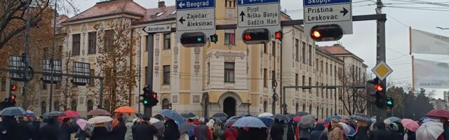 Ponovo zastao Niš na 15 minuta - "bučna" tišina i blokada kod Suda