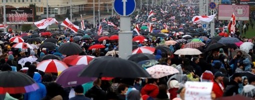 Beloruska policija koristi vodene topove i šok-bombe da razbije demonstracije u Minsku