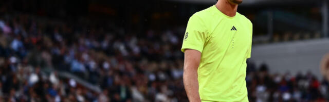 ZVEREV IZGUBIO ŽIVCE! Nemac šutnuo reklamu posle Novakovog poena (VIDEO)