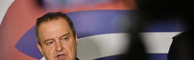 "38 LICA UHAPŠENO, 6 POLICAJACA POVREĐENO" Dačić: "Demonstranti u Beogradu došli maskirani sa štanglama i motkama i namerom da povrede policajce"