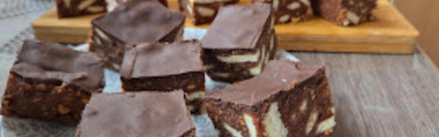 Pravo čudo na tanjiru: Snikers bajadera se topi u ustima, posni kolač koji uspeva i neiskusnim domaćicama