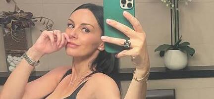 Na Slobodi Mićalović samo belo peškirče: Uživa u salonu lepote, pokazala kako je neguju (FOTO)