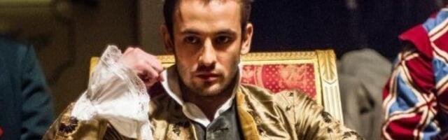 Ima ozbiljnu govornu manu: Lepotan iz serije "Katarina Velika" krije neverovatnu tajnu