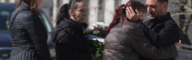 "ZAGRLI MAJKU I BUDI UZ NJU, VOLI TE SESTRA!" Dušica uputila SRCEPARAJUĆU PORUKU Darku Laziću nakon sahrane brata: Pevač skrhkan bolom ispratio Dragana, Brankini jauci parali nebo!