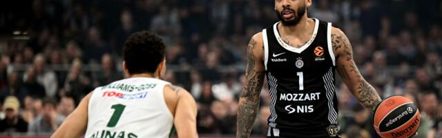 "Čuvali ste me kad mi je bilo najteže!" Karlik Džons potpisao, pa zapalio Grobare: Ostajem još dve godine! /VIDEO/