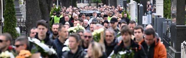 Сахрањен Душко Вујошевић,  „црно-бели” се песмом опростили од њега