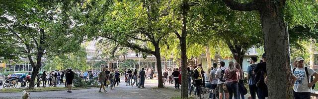 Veliki broj Novosađana čeka u redu za majicu "Studenti pobeđuju"
