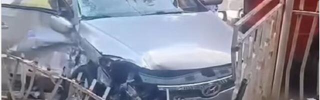 Autom se zakucao u ogradu u blizini škole (VIDEO)