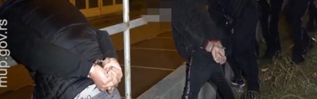 (VIDEO) RAZBIJENA STAKLA, LISICE NA RUKAMA, PRONAĐENO ORUŽJE! Uhapšeni članovi kriminalne grupe, obijali kuće i stanove po Srbiji